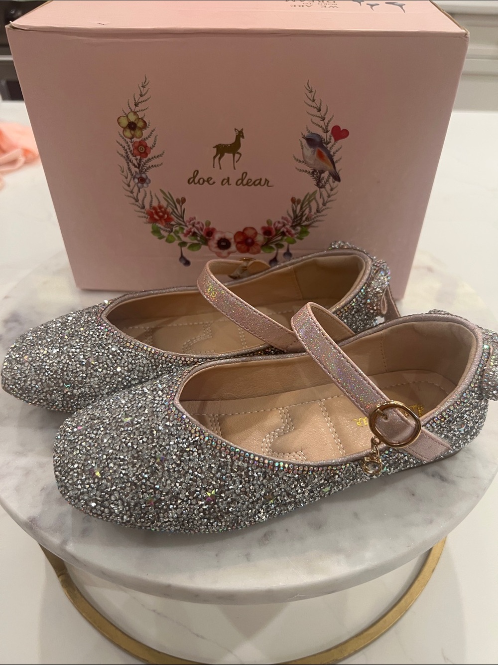 Doe a Dear Girls' Silver Glitter Mary Jane Shoes with Pink strap. Size 1.5/33